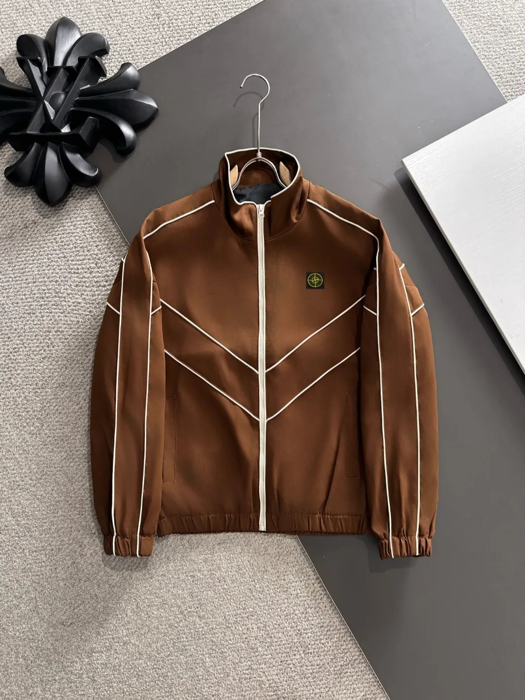 Next day shipping P720 Stone lsland/stone island high quality 2025 autumn and winter new casual heavy industry suit exclusively developed by yb! High quality production! The top version of the trading company channel order, external orders for imported custom fabrics, high breathability and comfort, impeccable details, absolutely worth buying! This type of suit is also a must-have for lazy people. You don’t have to think about how to match it, you can just get it in one set! Brand element design concept, delicate and soft feel! It presents a casual cut and the upper body shape is great! On sale simultaneously on the official website! From a high-end men's positioning brand, the low-key luxury taste is irresistible! Exquisite workmanship and impeccable quality! The overall style is simple, fashionable and timeless, fully meeting the requirements of stylish and tasteful dressing! Size: M to 5XL (or state your height and weight when placing an order)